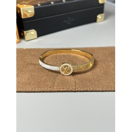 LV BRACELETS A067